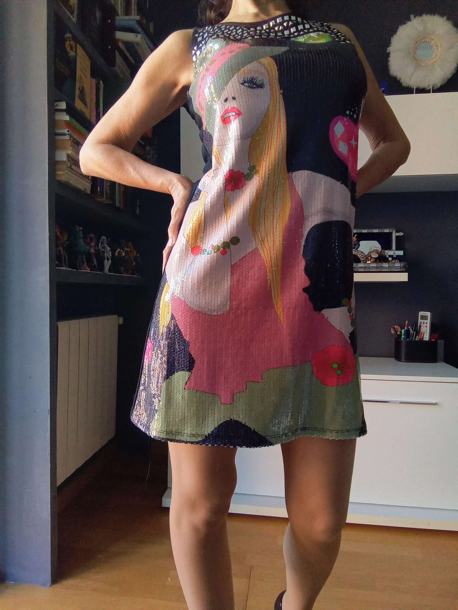Vestido lentejuelas multicolor y tachuelas